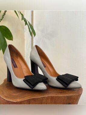 💕 Mojo Moxy Gray Pointed Pumps with Black Bow Accent size 7.5